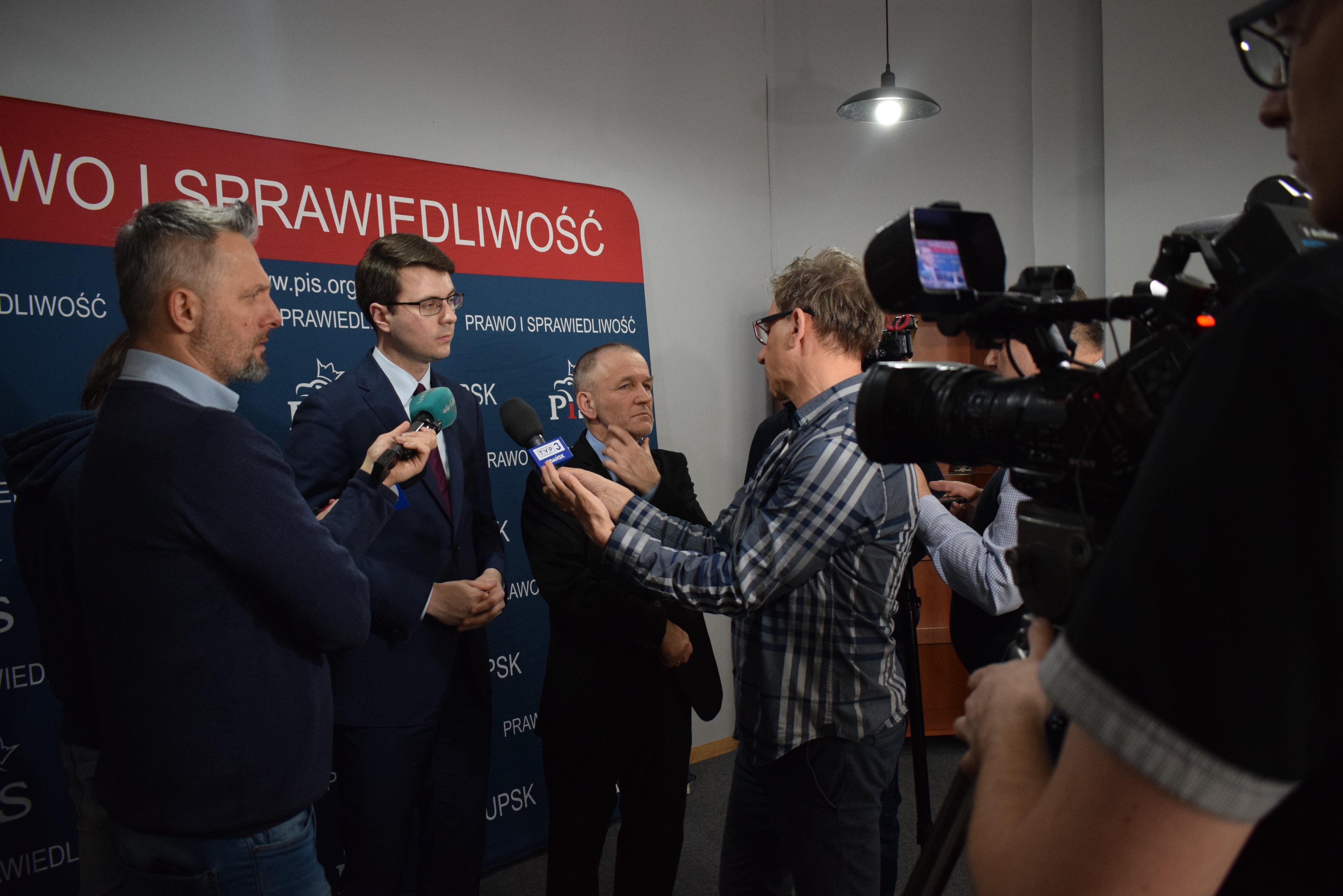 Podczas poniedziałkowych konferencji prasowych w Słupsku i Lęborku Poseł Piotr Müller zaprezentował nowe punkty programowe PiS