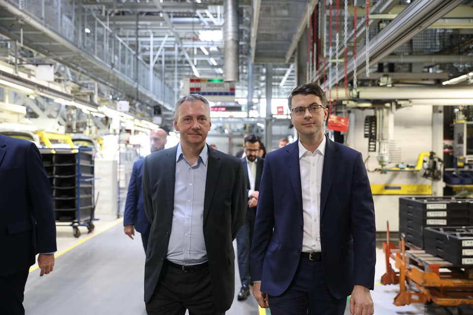 Premier Mateusz Morawiecki i rzecznik rządu Piotr Müller odwiedzili fabrykę Opel Manufacturing Poland w Gliwicach