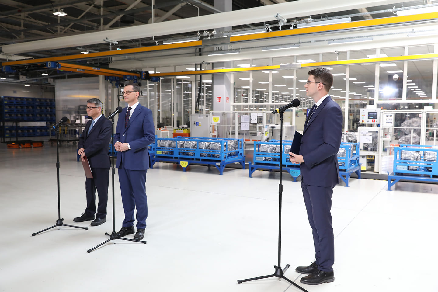 Premier Mateusz Morawiecki i rzecznik rządu Piotr Müller odwiedzili siedzibę polskiej fabryki Toyoty w Wałbrzychu na Dolnym Śląsku