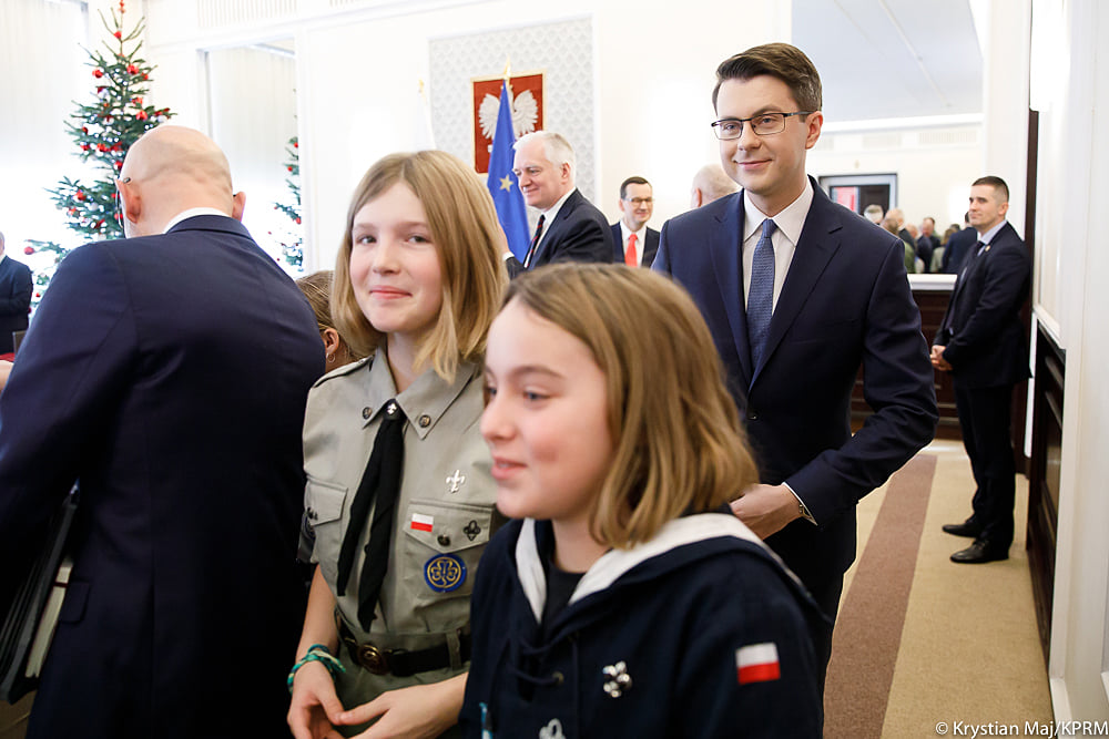 Harcerze z ZHP odwiedzili Kancelarię Premiera, gdzie na ręce premiera Mateusza Morawieckiego przekazali Betlejemskie Światło Pokoju. Specjalni goście uczestniczyli również w rozpoczęciu posiedzenia Rady Ministrów.
