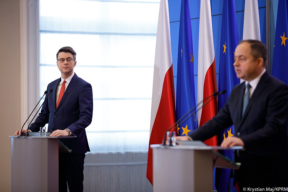 Rzecznik Piotr Müller w Kancelarii Prezesa Rady Ministrów poprowadził konferencję prasową ministra do spraw europejskich Konrada Szymańskiego na temat Brexitu. Co ważne Wielka Brytania jest i pozostanie dla Polski kluczowym partnerem, pomimo zbliżającego się brexitu.