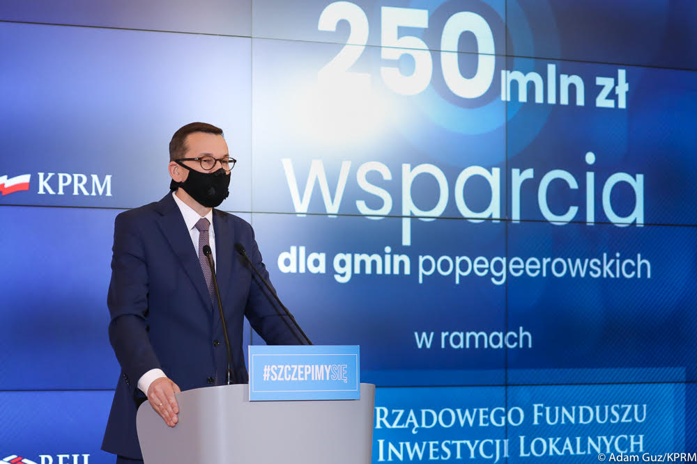 Rząd na czele z Mateuszem Morawieckim przekaże 250 mln zł. Fundusze pozwolą na realizację inwestycji tzw. pierwszej potrzeby, jak oczyszczalnie ścieków, drogi, place zabaw.