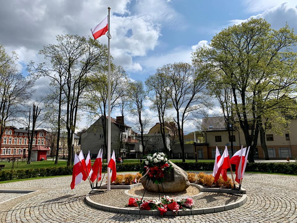 Z okazji 230. rocznicy uchwalenia Konstytucji 3 Maja współpracownicy posła Piotra Müllera wzięli udział w uroczystościach oraz złożyli kwiaty w regionie.