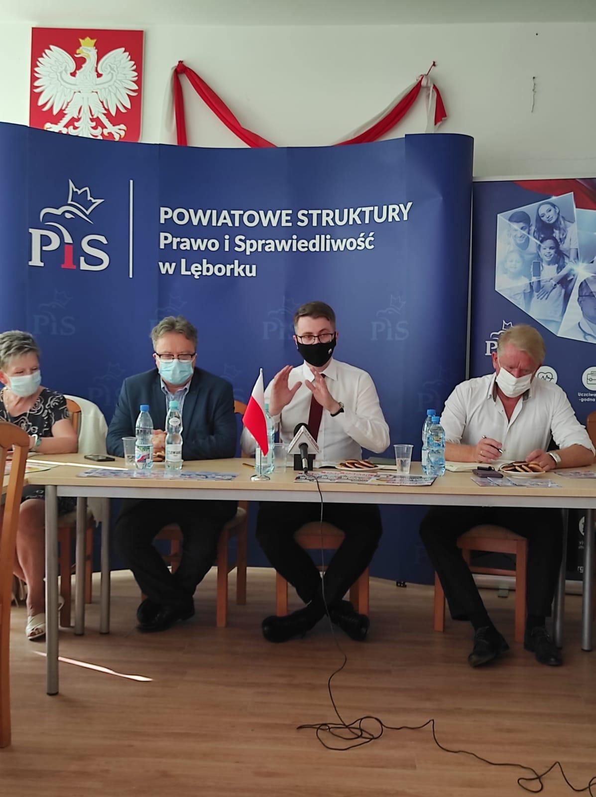 Na spotkaniu rozmawiano na temat inwestycji lokalnych, zarówno tych trwających jak i przyszłych. Głównym tematem spotkania był program Polski Ład, który niesie nowe rozwiązania dla Polski i Polaków.