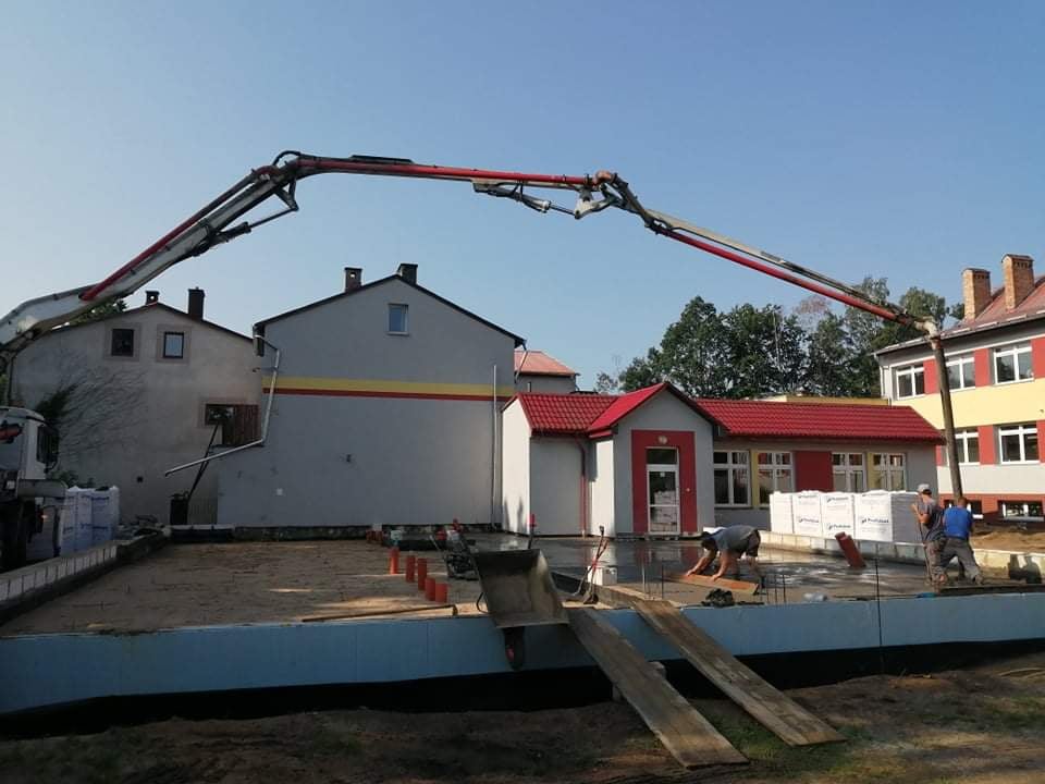 Prace budowlane związane z budową żłobka i rozbudową przedszkola w Damnicy przebiegają bez zarzutu i to w ekspresowym tempie. Budowa rozpoczęła się dopiero miesiąc temu a już widać pierwsze efekty prac.