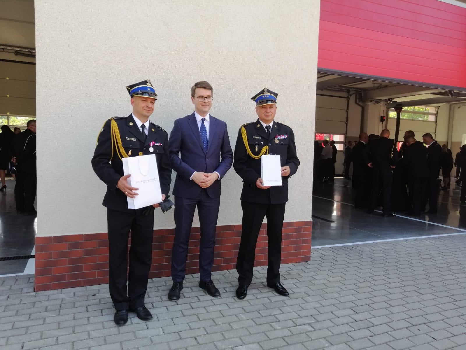 Uroczystość dotyczyła zakończenia inwestycji rozbudowy Jednostki Ratowniczo-Gaśniczej Państwowej Straży Pożarnej nr 2 w Słupsku oraz przekazania sprzętu dla jednostek ochrony przeciwpożarowej.