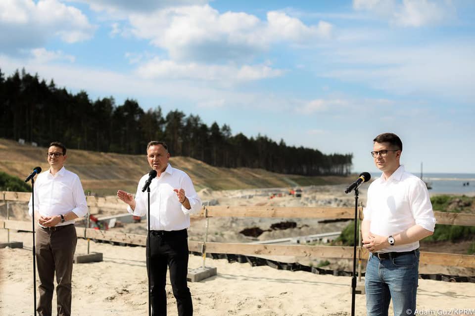 Minister Piotr Müller razem z prezydentem Andrzejem Dudą i premierem Mateuszem Morawieckim odwiedzili dziś budowę kanału na Mierzei Wiślanej.
