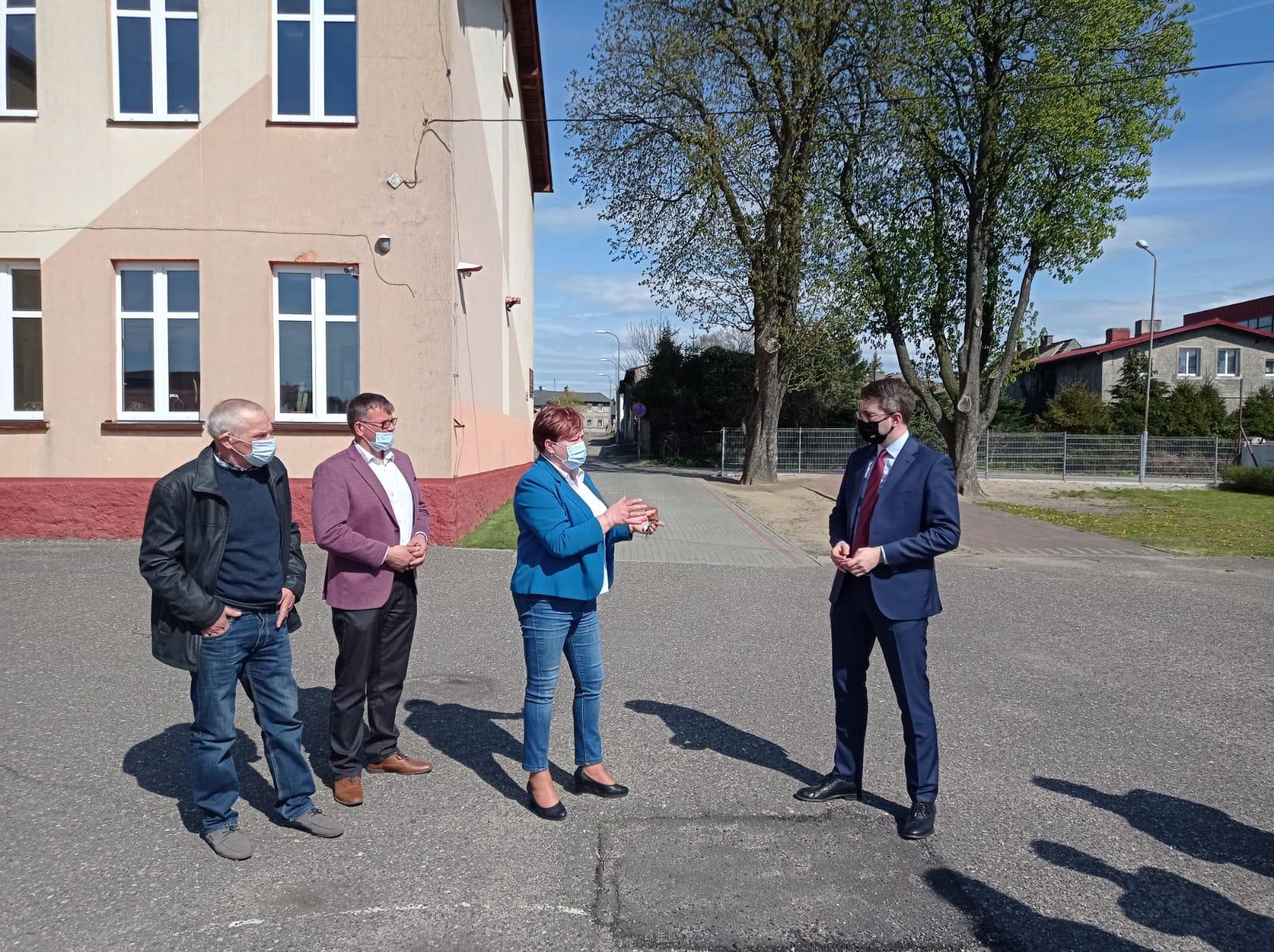 Podpisanie umowy na budowę boiska wielofunkcyjnego w Główczycach