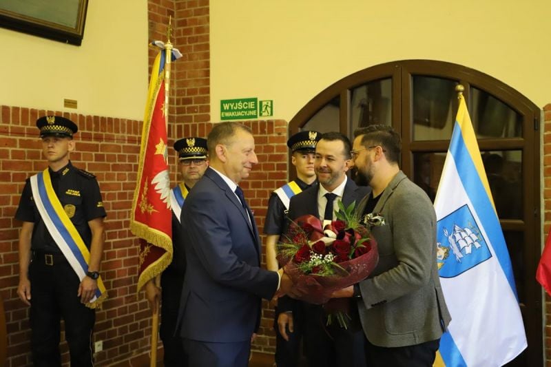 27 czerwca dotychczasowy przewodniczący rady miejskiej – Jacek Maniszewski wygrał drugą turę wyborów. Podczas Sesji Rady Miasta Ustka zwołanej przez Komisarza Wyborczego, która odbyła się 5 lipca, nowy burmistrz Ustki złożył ślubowanie.