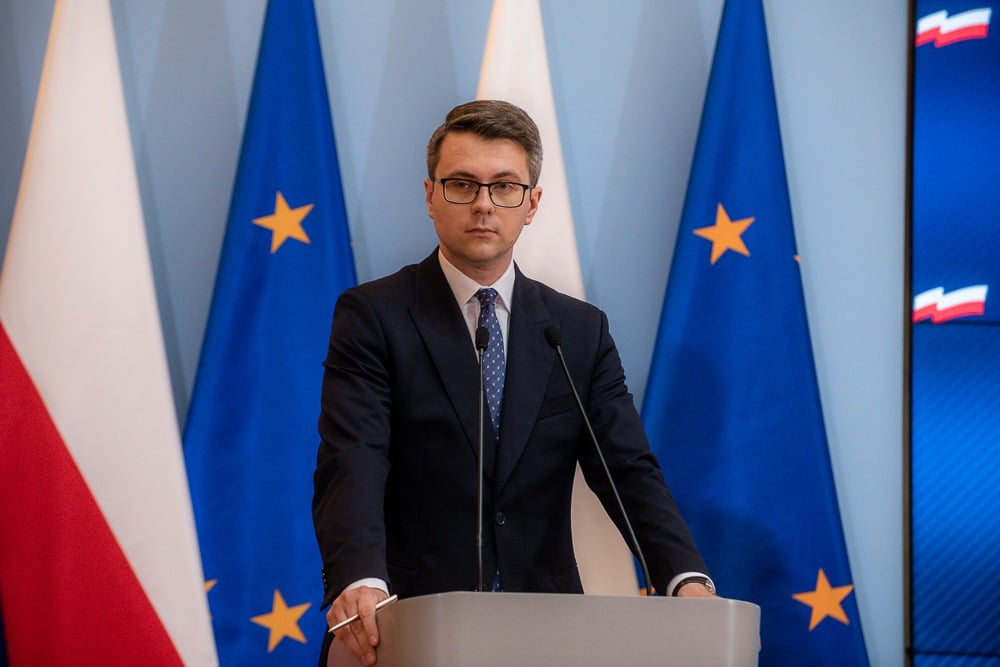Minister Piotr Müller brał dziś udział w konferencji prasowej wspólnie z ministrem Michałem Dworczykiem oraz ministrem Marcinem Horałą, która dotyczyła bieżących tematów.