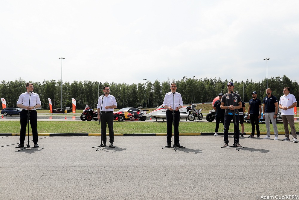 Minister Piotr Müller wspólnie z Panem Premierem Mateuszem Morawieckim wziął udział w pikniku poświęconym zwiększaniu bezpieczeństwa na polskich drogach w ramach kampanii Dobry Kierowca.