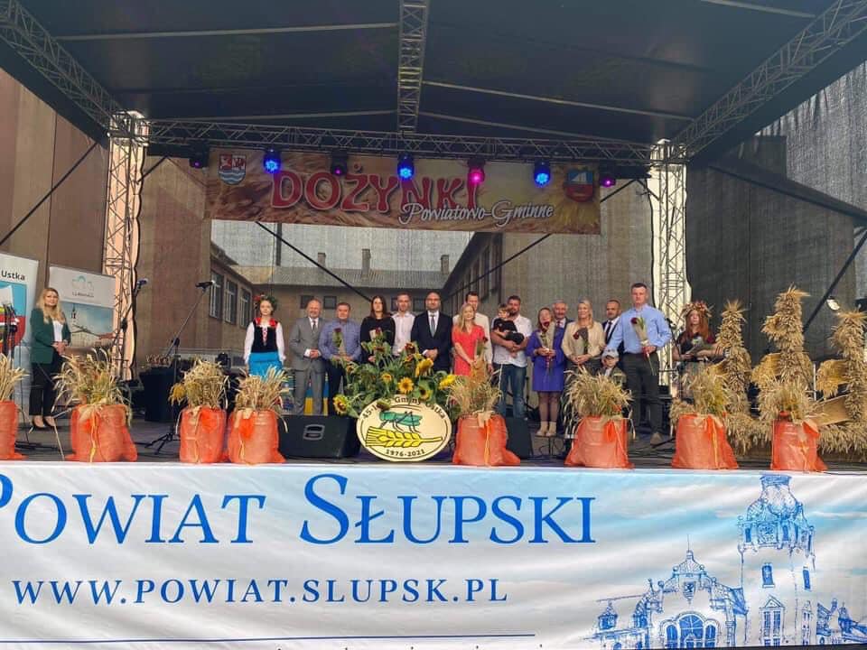 Wczoraj w Objeździe w gminie Ustka odbyły się tradycyjne Dożynki Powiatowo-Gminne z udziałem rolników oraz przybyłych gości.