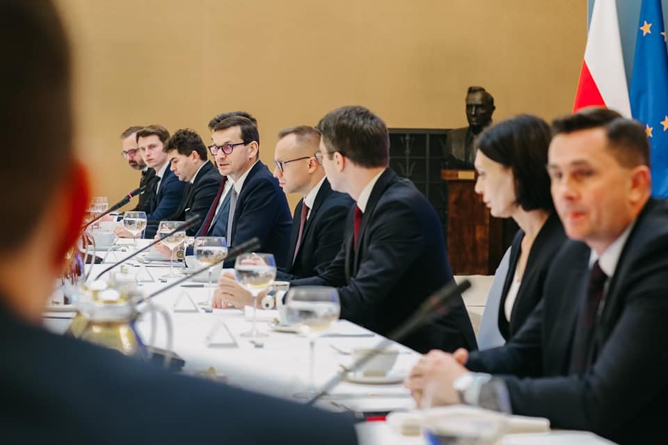 Dzisiaj rzecznik rządu Piotr Müller uczestniczył w ważnym spotkaniu z przedstawicielami samorządów.