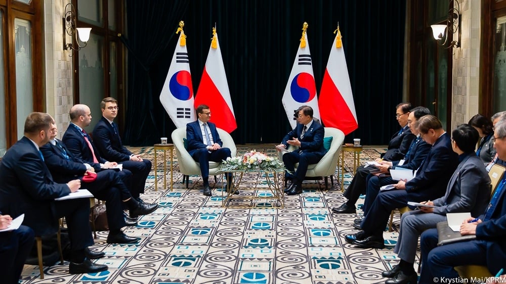 Dzisiaj rzecznik rządu Piotr Müller wspólnie z premierem Mateuszem Morawieckim uczestniczył w spotkaniu szefów rządów Grupy Wyszehradzkiej z prezydentem Republiki Korei Moon Jae-inem.