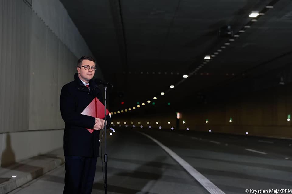 Dziś rzecznik rządu Piotr Müller uczestniczył w otwarciu tunelu Południowej Obwodnicy Warszawy, który jest symbolem połączenia Polski wschodniej i zachodniej - połączenia dwóch systemów dróg ekspresowych i autostrad.