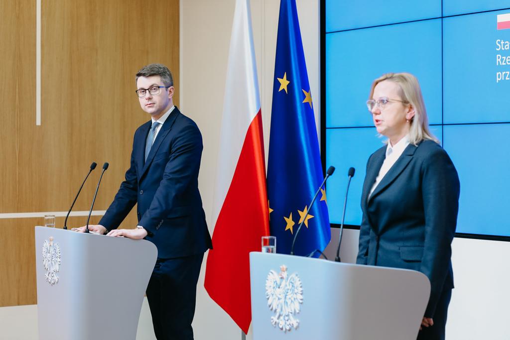 Dzisiaj rzecznik rządu Piotr Müller wspólnie z Panią Minister Anną Moskwą brał udział w konferencji prasowej w Brukseli.