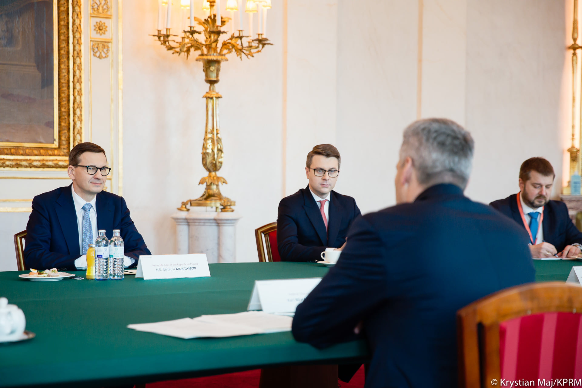 Wczoraj rzecznik rządu Piotr Müller wspólnie z premierem odwiedzili Londyn i Oslo, dziś przylecieli do Austrii i spotkali się z kanclerzem Karlem Nehammerem.