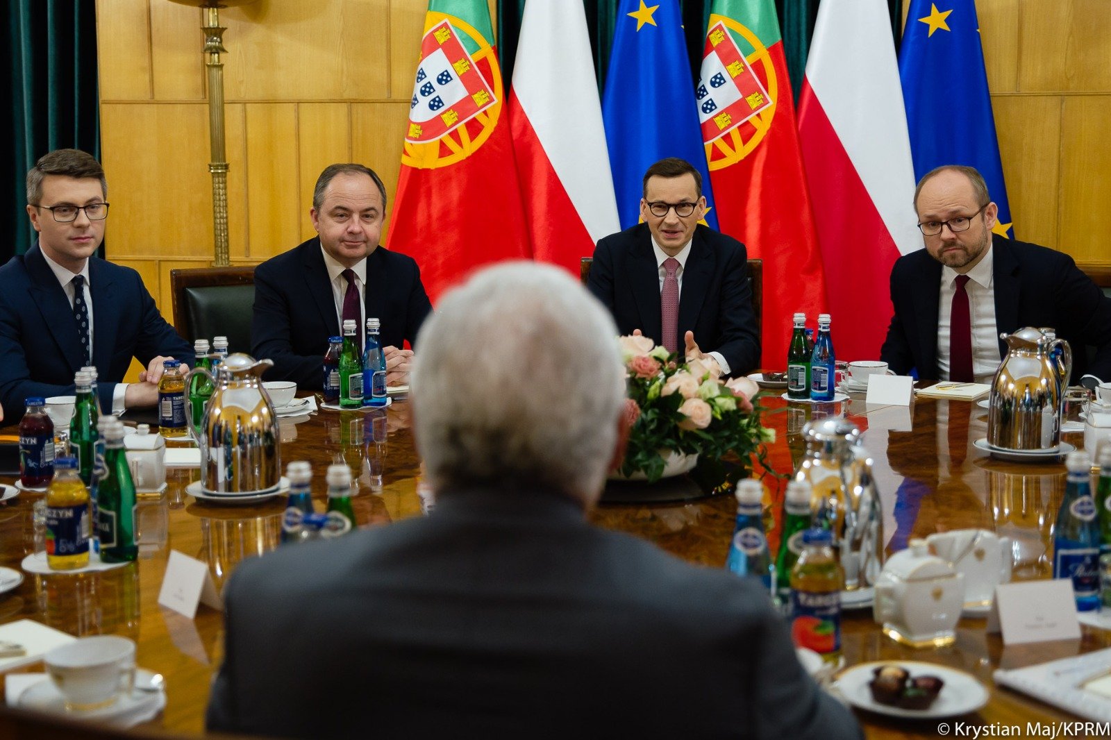 Piotr Müller, rzecznik rządu i Poseł na Sejm RP, uczestniczył dziś w spotkaniu z premierem Portugalii António Costą. Rozmowy toczyły się głównie wokół wojny w Ukrainie, pomocy ludności ukraińskiej, ale również o bezpieczeństwie energetycznym oraz o planowanym na czerwiec szczycie NATO w Madrycie.