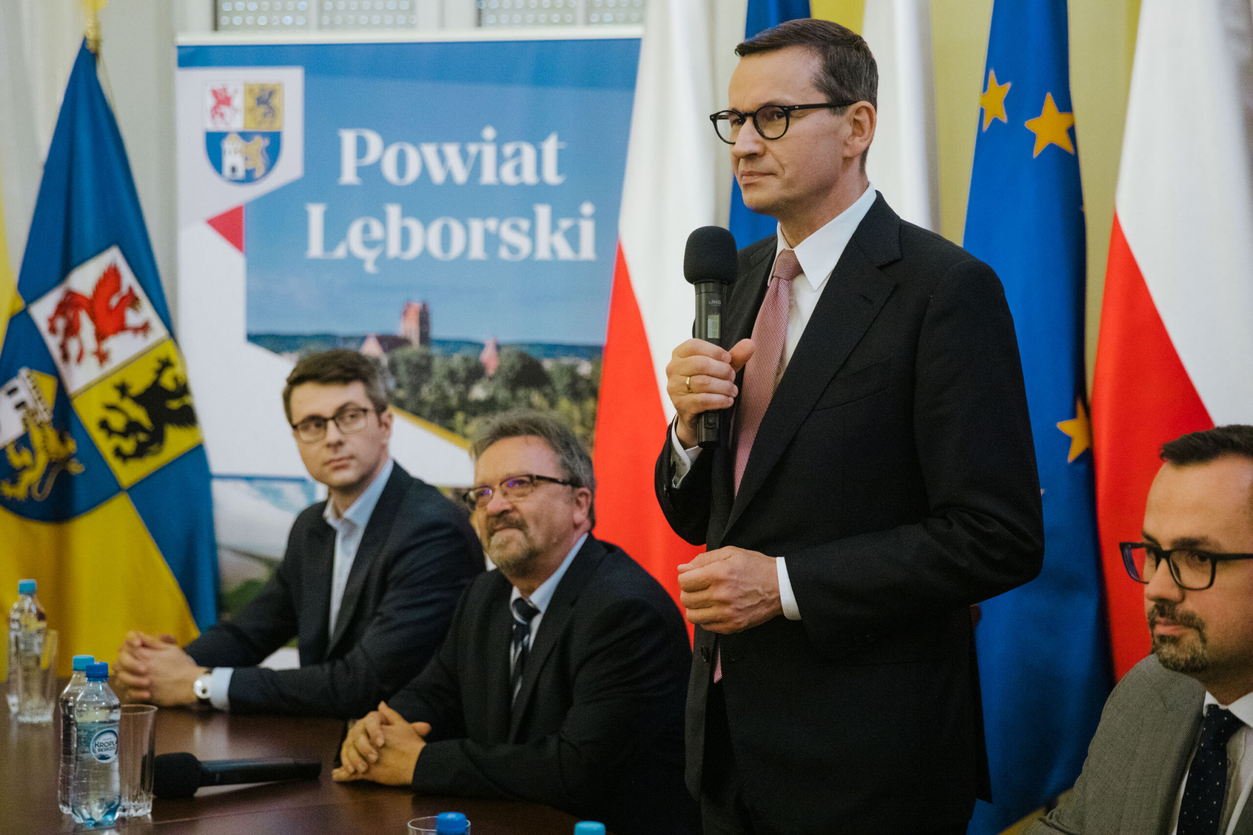 W siedzibie starostwa powiatowego w Lęborku poseł Piotr Mueller towarzyszył premierowi Mateuszowi Morawieckiemu podczas spotkania z samorządowcami powiatu lęborskiego i bytowskiego.