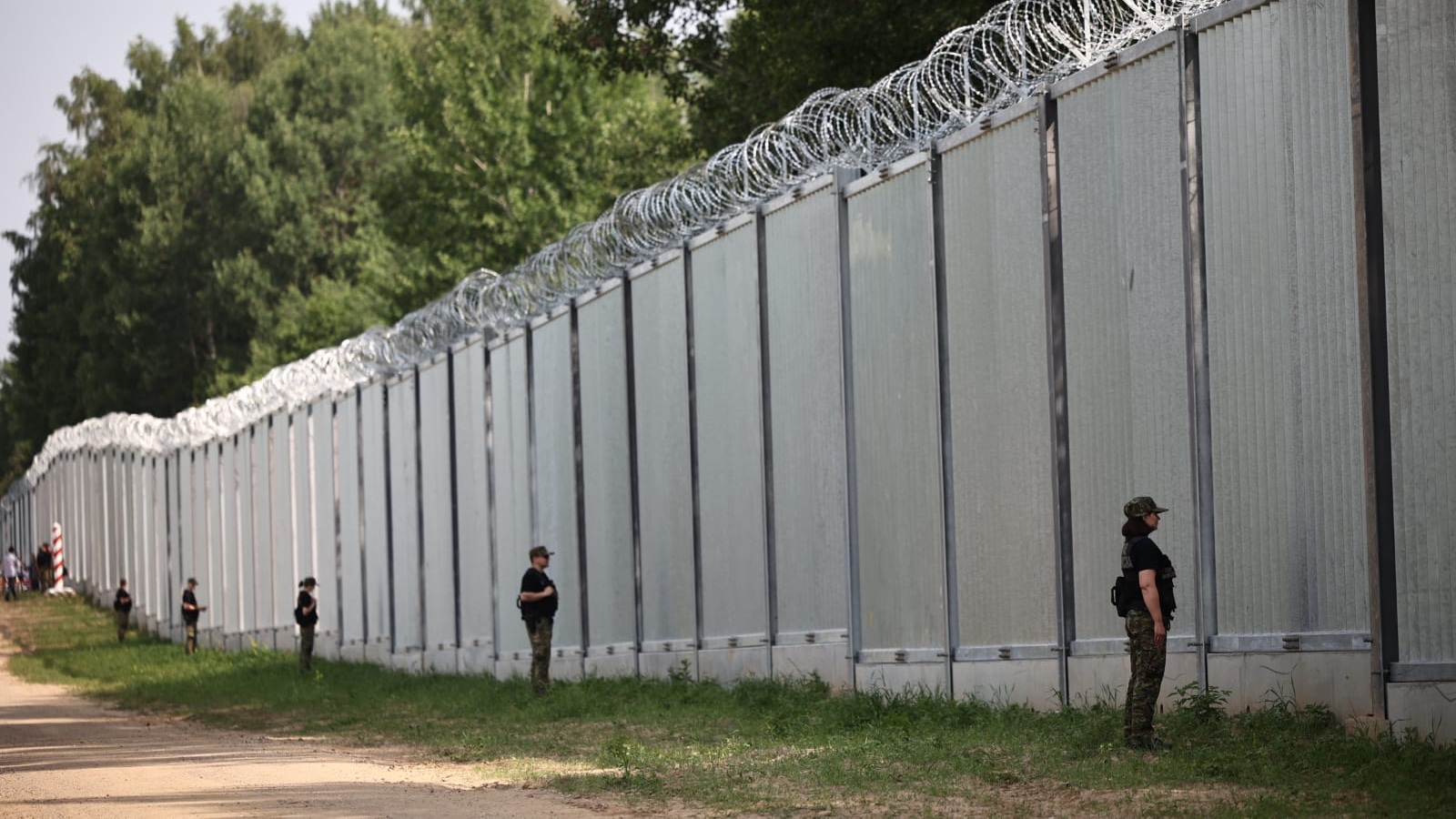 Po 5 miesiącach zakończono budowę bariery fizycznej na polsko-białoruskiej granicy.