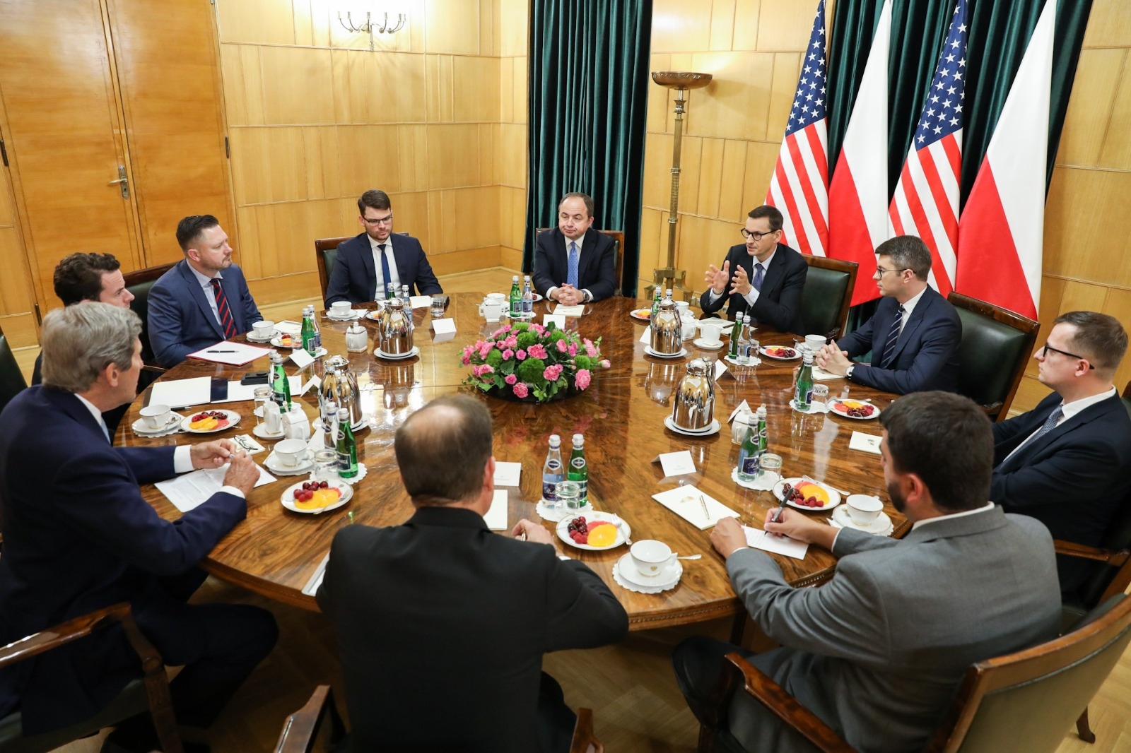 Dzisiaj rzecznik rządu Piotr Müller wziął udział w spotkaniu premiera Mateusza Morawieckiego ze specjalnym wysłannikiem prezydenta USA ds. klimatu Johnem Kerrym.
