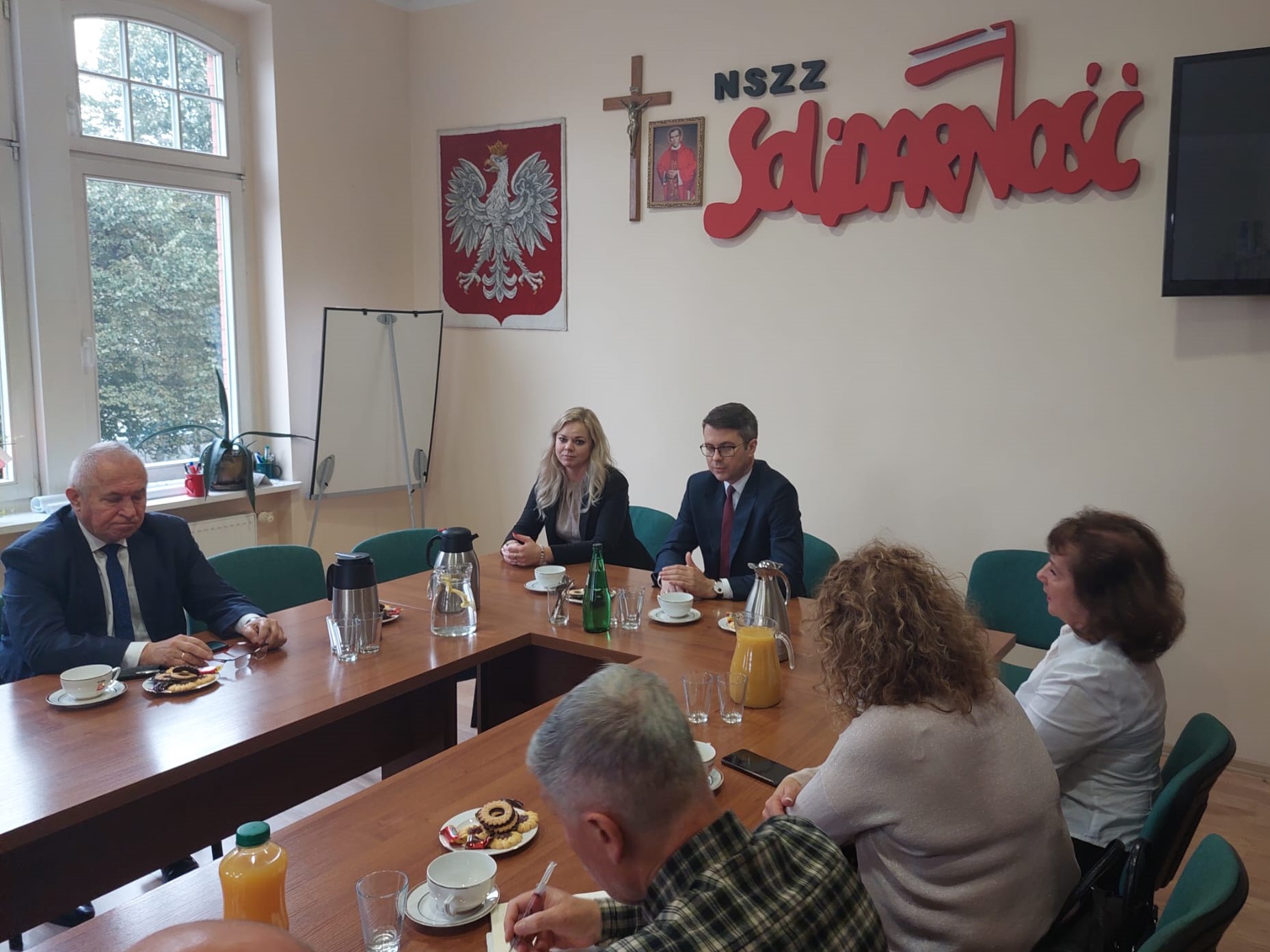 Podczas dzisiejszej wizyty w Słupsku poseł na Sejm Piotr Müller spotkał się z przedstawicielami NSZZ Solidarność Regionu Słupskiego. Głównymi tematami rozmów były kwestie związane z energetyką, gospodarką i sprawami pracowniczymi.