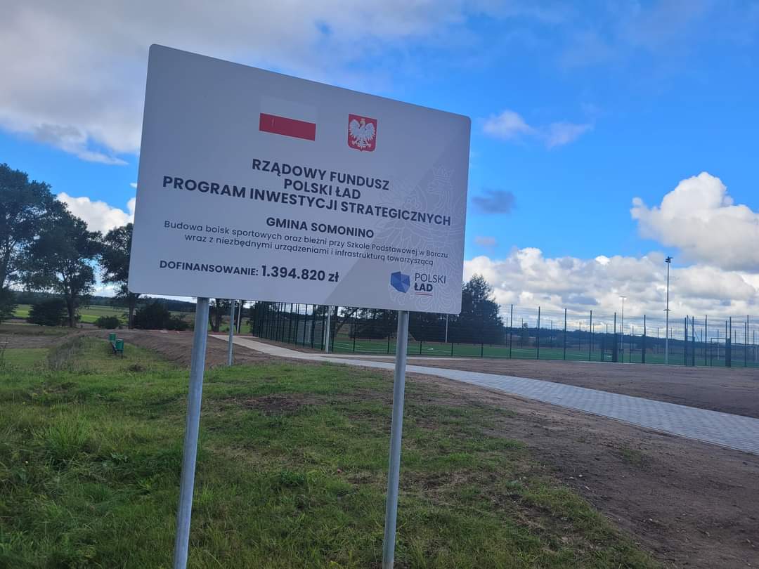 W piątek otwarto kompleks boisk i bieżni przy Szkole Podstawowej w Borczu w gminie Somonino.