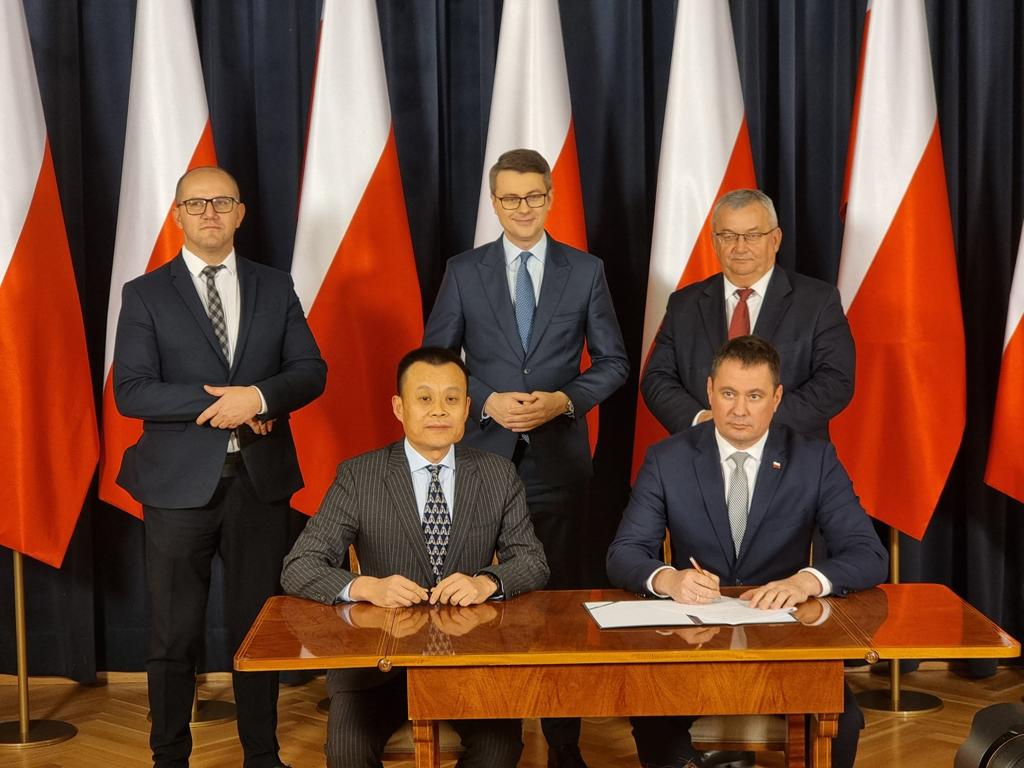 Dziś została podpisana umowa na realizację odcinka drogi ekspresowej S6 pomiędzy Sławnem a Słupskiem. To ostatnia część budowy całej trasy S6 między Szczecinem i Gdańskiem! Droga ta przyczyni się do rozwoju komunikacyjnego całego Pomorza.