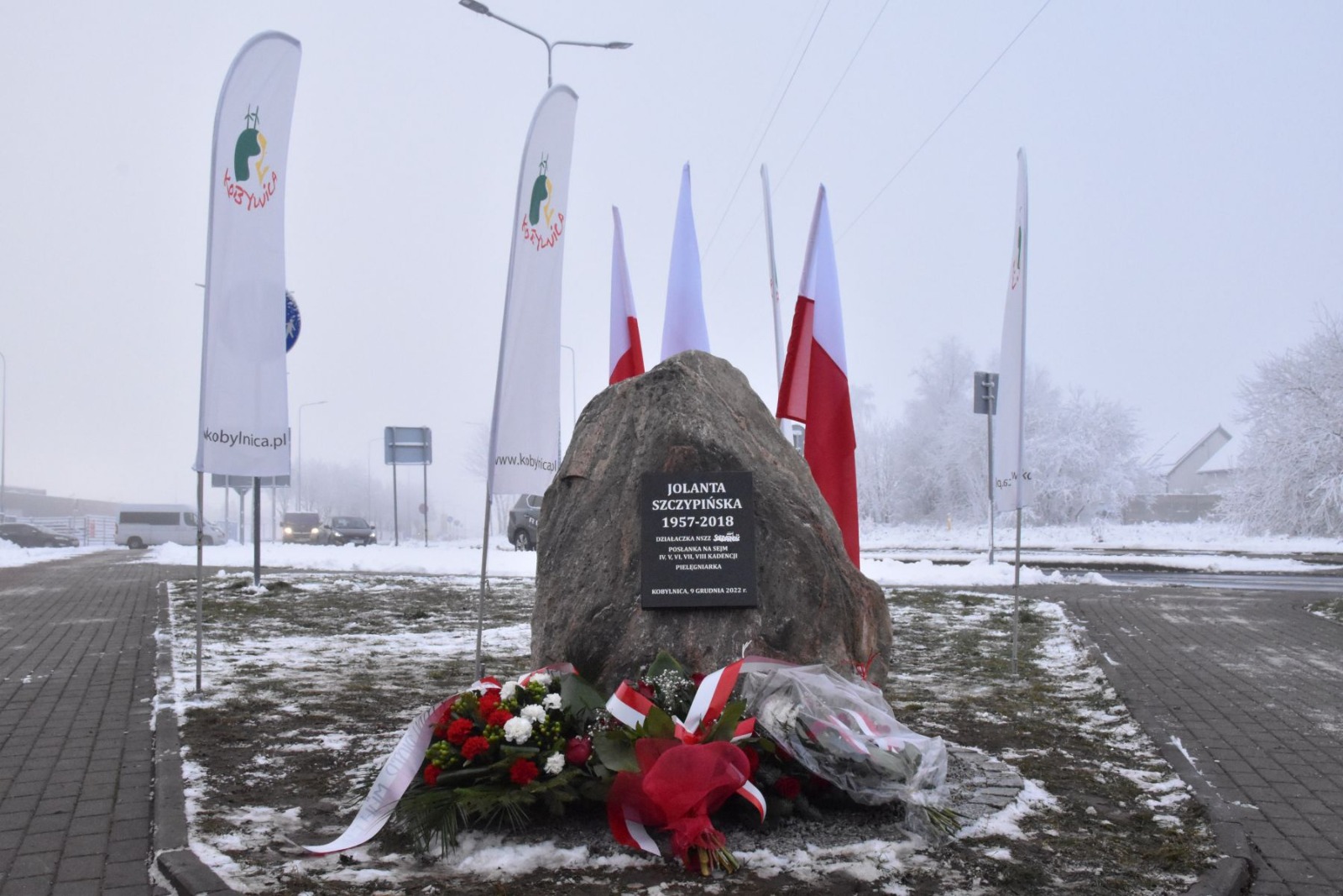 Podczas tego wydarzenia miało miejsce również odsłonięcie kamienia z tabliczką upamiętniającą śp. Jolantę Szczypińską oraz otwarcie nowego budynku Urzędu Gminy Kobylnica.