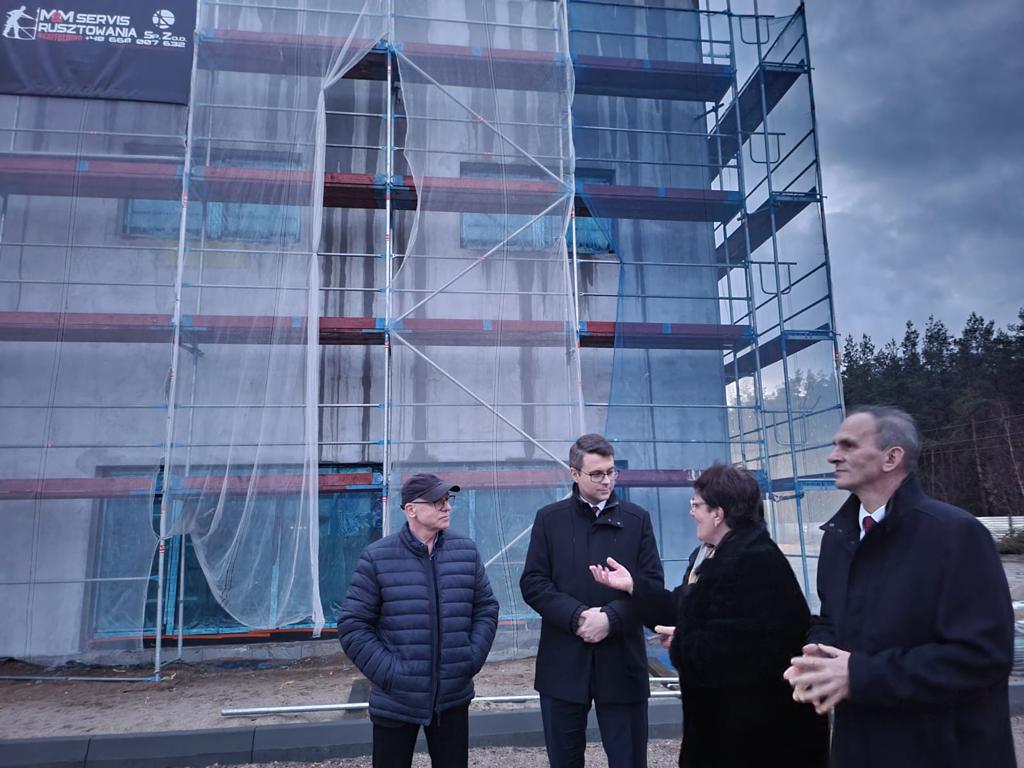 W minioną sobotę Piotr Müller, rzecznik rządu i Poseł na Sejm RP, miał także okazję odwiedzić budowę Szkoły Podstawowej w Czarnej Dąbrówce, która jest dofinansowana z Rządowego Programu Inwestycji Strategicznych w kwocie 8,5 mln zł.