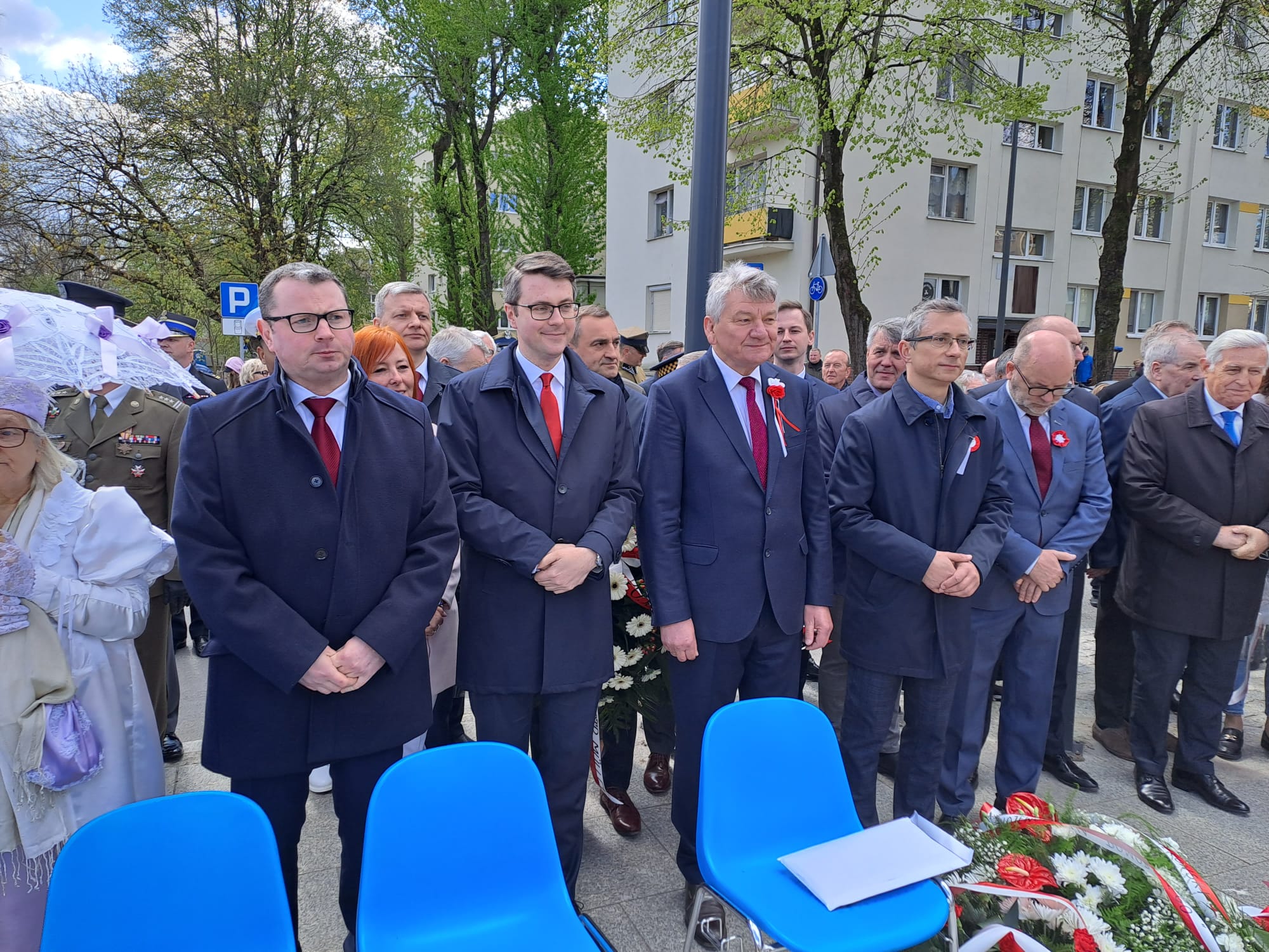 Dziś razem z lokalnymi samorządowcami, radnymi Prawa i Sprawiedliwości oraz współpracownikami, w patriotycznych nastrojach, poseł Piotr Müller uroczyście złożył kwiaty przy pomniku Jana Kilińskiego w Słupsku.