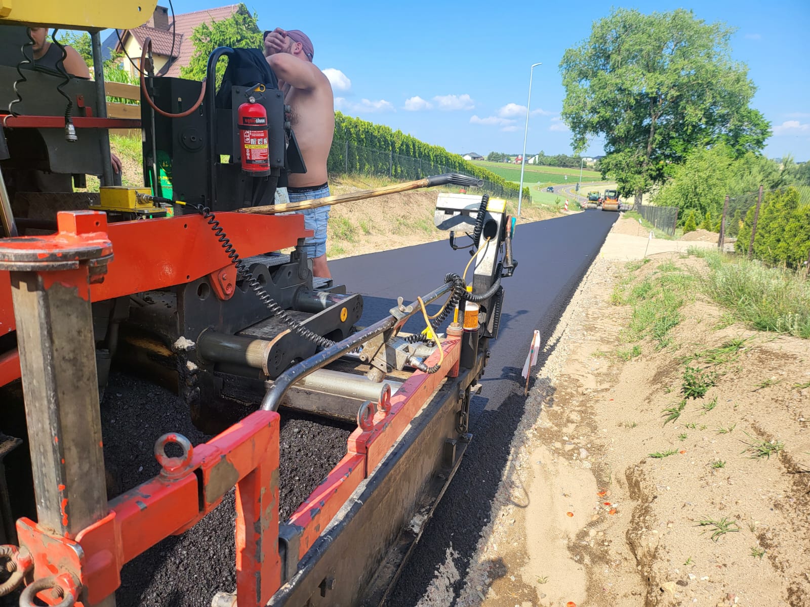 Trwają końcowe prace na drodze gminnej w Kiedrowicach – Gmina Lipnica