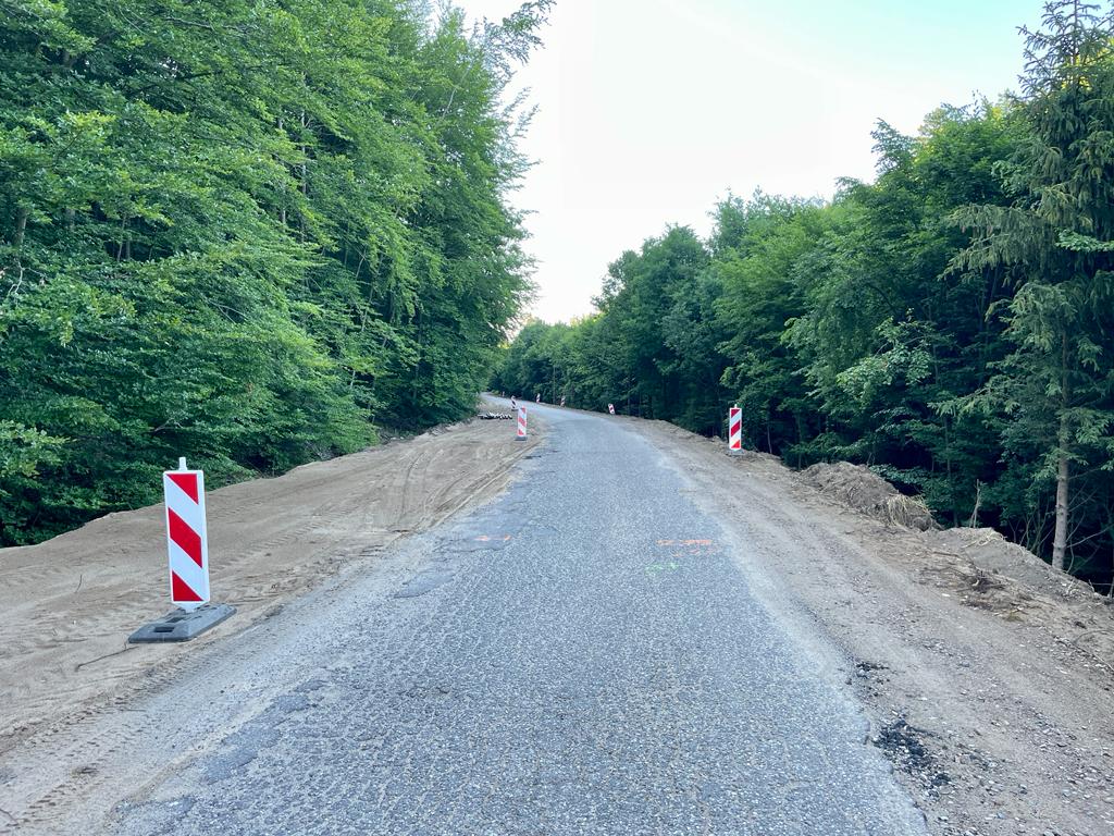Rozpoczęły się prace związane z przebudową drogi powiatowej numer 1325G na odcinku od Lęborka do Małoszyc (Powiat Lęborski).Położenie nowej nawierzchni będzie możliwa dzięki dofinansowaniu z Rządowego Funduszu Rozwoju Dróg..