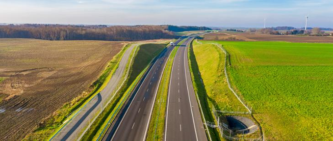Przy węźle S6 we Wrześnicy powstaje wytwórnia mas bitumicznych - to stąd popłynie asfalt, z którego wkrótce zostanie wykonana nawierzchnia drogi na liczącym prawie 23 km odcinku Sławno-Słupsk.