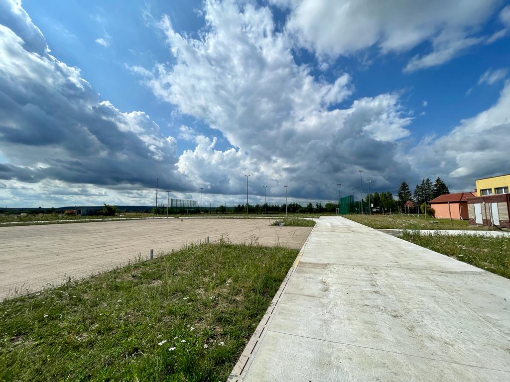 W Gminie Damnica rozpoczynają się prace nad kolejną inwestycją drogową. Powstanie utwardzona droga gminna Karzniczka-Damnica, z chodnikami i ścieżką rowerową.