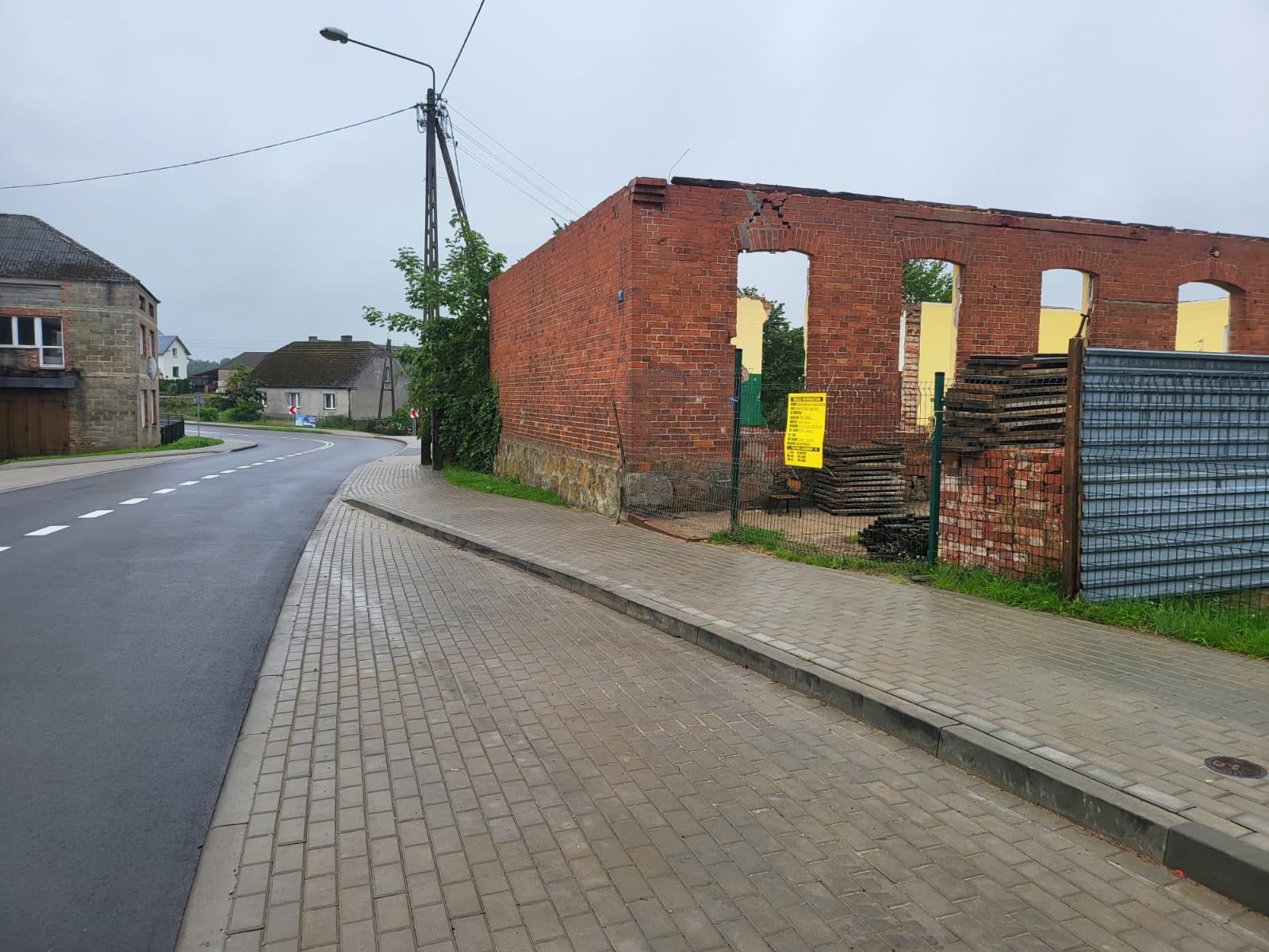 Rozpoczęła się przebudowa i rozbudowa budynku szkoły na świetlicę wiejską w m. Borzyszkowy. Gmina Lipnica może zrealizować tę inwestycję dzięki Rządowemu Programowi Inwestycji Strategicznych.