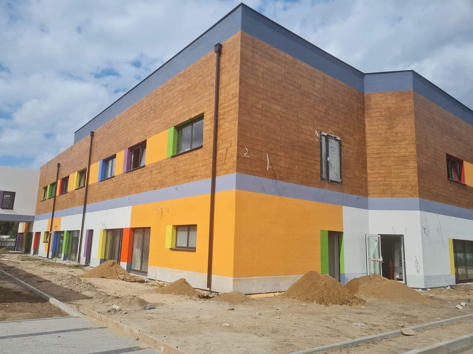 Budowa Szkoły Podstawowej w Czarnej Dąbrówce już w ostatniej fazie realizacji. Dofinansowanie pochodzi z Rządowego Programu Inwestycji Strategicznych w kwocie 8,5 mln zł.