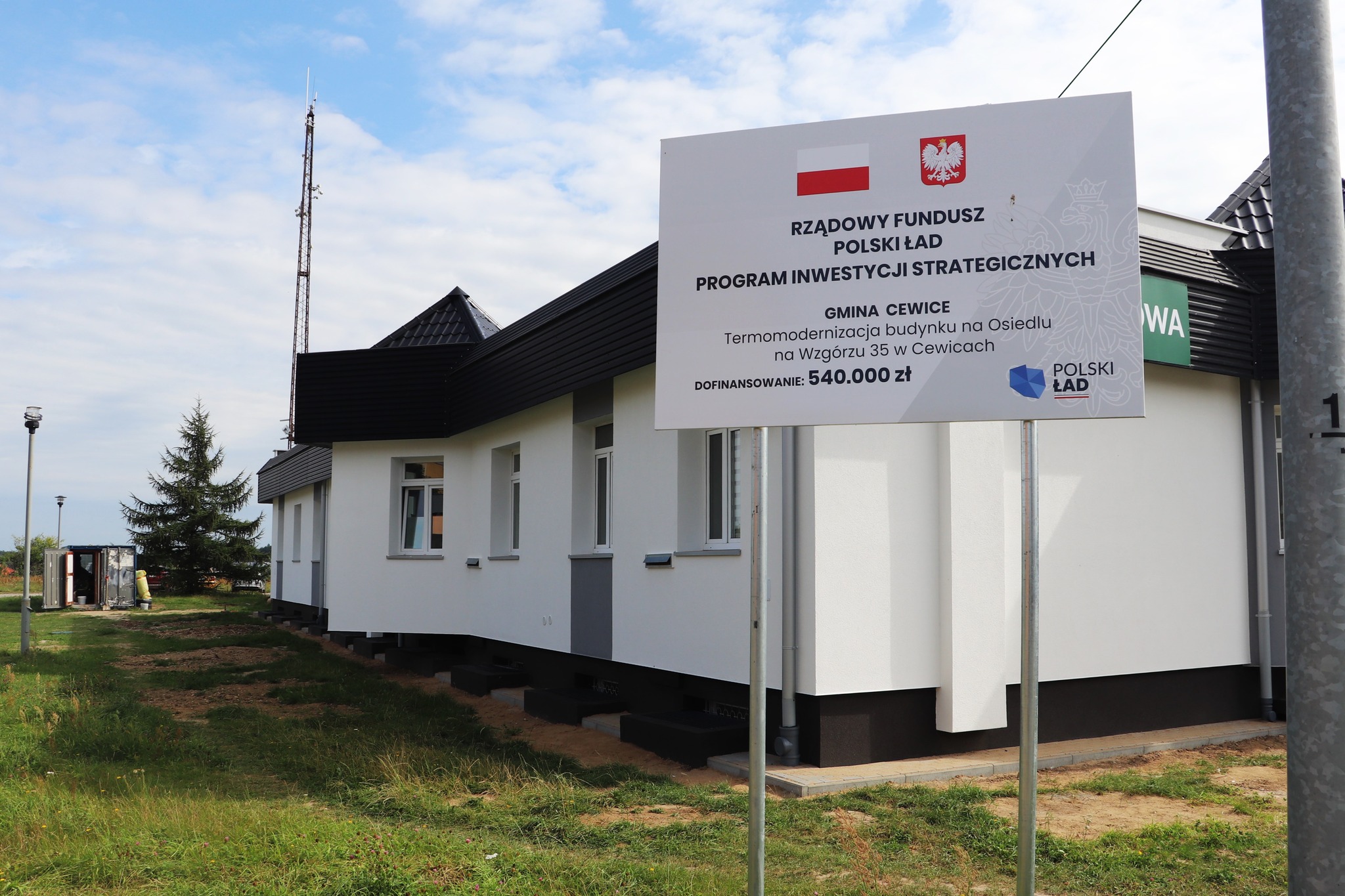 Zakończyły się prace związane termomodernizacją budynku na Osiedlu Na Wzgórzu 35  w Cewicach.