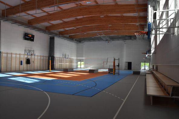 Tak prezentuje się wnętrze nowej hali sportowej przy Szkole Podstawowej w Kwakowie Gmina Kobylnica. Czy to będzie nowa kuźnia talentów? Mamy taką nadzieję.