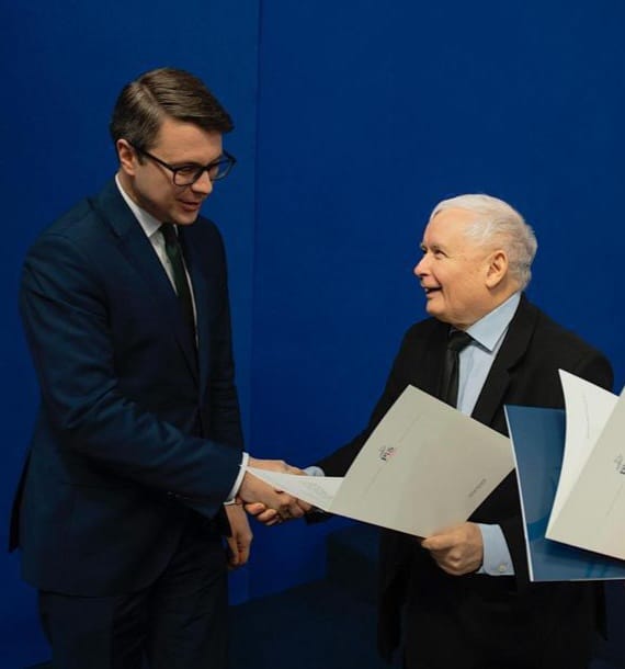 Pokieruję strukturami Prawa i Sprawiedliwości w całym województwie pomorskim. Przede wszystkim dziękuję za zaufanie Prezesowi Jarosławowi Kaczyńskiemu, który wręczył mi oficjalne powołanie na Przewodniczącego Zarządu Wojewódzkiego Prawa i Sprawiedliwości - powiedział poseł Piotr Müller.