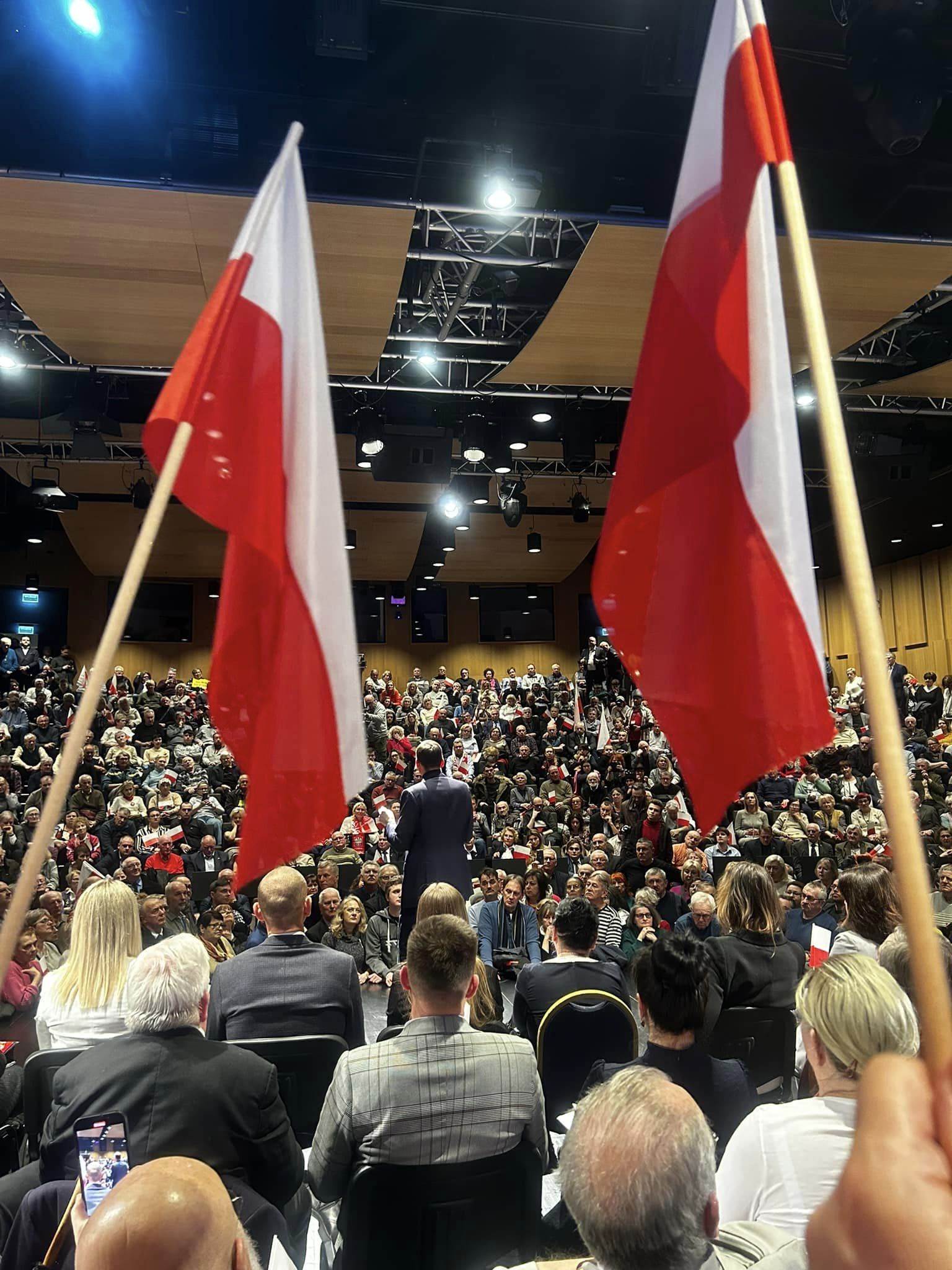 Dziś ważne rozmowy o Polsce z premierem Mateusz Morawiecki w Gdańsku - o przyszłości, rozwoju naszej gospodarki, polskim atomie, rozwoju CPK. Dziękujemy za tak liczną obecność!